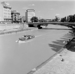 Ausztria, Bécs, Duna-csatorna, felette a Schwedenbrücke, jobbra a Freda-Meissner-Blau Promenade., 1956, UWM Libraries, híd, folyó, sétahajó, folyópart, képarány: négyzetes, Fortepan #258965