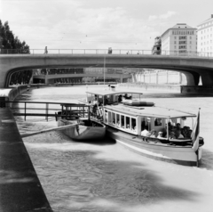 Ausztria, Bécs, Duna-csatorna, felette a Schwedenbrücke, balra a Wolfgang-Schmitz-Promenade., 1956, UWM Libraries, híd, folyó, sétahajó, kikötő, képarány: négyzetes, Fortepan #258966