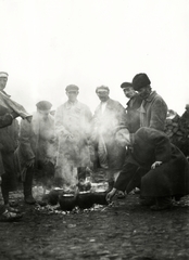 Fehéroroszország, Pinszk, a felvétel a havi, lengyel piac alkalmával készült., 1934, UWM Libraries, Boyd Louise Arner, szegénység, férfiak, főzés, Fortepan #258978