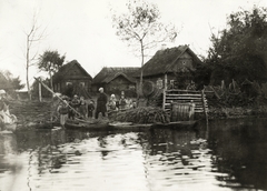 Fehéroroszország, Tupcsici, Pripjaty folyó., 1934, UWM Libraries, Boyd Louise Arner, halászat, folyópart, mezítláb, zsilip, Fortepan #258993