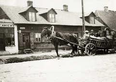 Lengyelország, a felvétel útközben Lublin felé, Varsó közelében egy fogadó előtt készült., 1934, UWM Libraries, Boyd Louise Arner, szekér, falu, Fortepan #258994