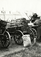 Fehéroroszország, Pinszk, a szekereken a környező településekről a vásárra hozott nyírfa hasábok láthatók., 1934, UWM Libraries, Boyd Louise Arner, vásár, szekér, zsák, tüzifa, Fortepan #259001