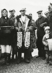 Fehéroroszország, Pinszk, a felvétel a havi, lengyel piac alkalmával készült. Középen birkabőrből készült kabátban egy fokhagymaárus áll., 1934, UWM Libraries, Boyd Louise Arner, Fortepan #259029