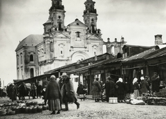 Fehéroroszország, Pinszk, Ljascsinski tér, vásár a Szent Sztanyiszláv-templom és a jezsuiták kollégiuma előtt., 1934, UWM Libraries, Fortepan #259057