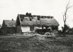 Lengyelország, a felvétel Rychwał-tól északra kb. 11 km-re készült., 1934, UWM Libraries, Boyd Louise Arner, parasztház, népi építészet, szekér, tetőjavítás, Fortepan #259067