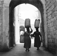 Horvátország,Adria, Dubrovnik, a Revelin-erőd óváros felőli kapuja a Ploče kapu felé nézve., 1955, UWM Libraries, fonott áru, népviselet, Jugoszlávia, képarány: négyzetes, Fortepan #259093