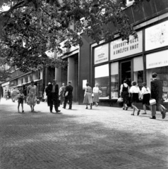 Czech Republik, Prague, Vencel tér (Václavské námestí) 42-46., 1961, UWM Libraries, street view, Show window, pioneer, leather goods, book store, Fortepan #259099