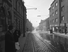 Magyarország, Pécs, Irgalmasok utcája (Bem utca) a Rákóczi úti villanyrendőr felé nézve, szemben a Bajcsy-Zsilinszky út., 1960, UVATERV, utcakép, jelzőlámpa, villamos, Fortepan #2591