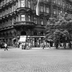 Czech Republik, Prague, Vencel tér (Václavské námestí), balra a Ve Smečkách ulice torkolata., 1961, UWM Libraries, street view, candy store, Czechoslovakia, Fortepan #259103