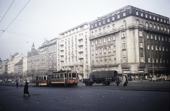 Csehország, Prága, Vencel tér (Václavské námestí), jobbra az Opletalova ulice torkolata., 1960, UWM Libraries, Harrison Forman, színes, villamos, neon felirat, könyvesbolt, teherautó, Fortepan #259120