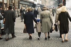 Csehország, Prága, Vencel tér (Václavské námestí) a Jindrisska ulice felé nézve, háttérben szemben a Vencel tér 17 számú ház látható., 1960, UWM Libraries, Harrison Forman, színes, kockakő, utcakép, járókelő, Fortepan #259142