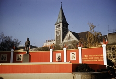 Szlovákia, Pozsony, námestie Slovenského národného povstania (egykor Vásár tér, akkor Sztálin tér), szemben a református templom., 1960, UWM Libraries, színes, politikai dekoráció, torony, tipográfia, rózsaablak, buzogány, Wimmer Ferenc-terv, Fortepan #259150