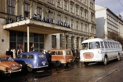 Csehország, Brno, Benešova ulice (třída 1. máje) 18., a Grand Hotel., 1960, UWM Libraries, Harrison Forman, autóbusz, színes, Fortepan #259152