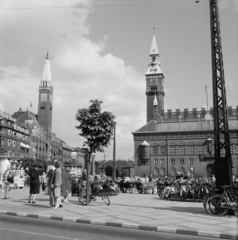 Dánia, Koppenhága, Rådhuspladsen, balra a Palace Hotel épülete, jobbra a Városháza., 1959, UWM Libraries, kerékpár, kerékpár tároló, Fortepan #259164