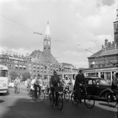 Dánia, Koppenhága, Rådhuspladsen, szemben, középen a Palace Hotel épülete, a kép jobb szélén a Városháza., 1959, UWM Libraries, villamos, kerékpár, Fortepan #259167