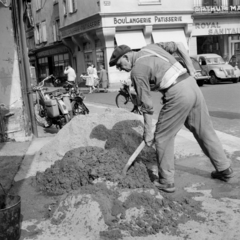 Franciaország, Chartres, Place des Halles, szemben balra a Rue de la Poêle Percée torkolata., 1958, UWM Libraries, képarány: négyzetes, francia felirat, kerékpár, munkás, táska, Fortepan #259170