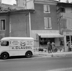 Franciaország, Livron-sur-Drôme, Montée de Pierre Barbe - Avenue. Joseph Combier sarok., 1958, UWM Libraries, képarány: négyzetes, árnyékoló, francia felirat, üzletportál, furgon, Citroen-márka, Citroen H van, Fortepan #259172