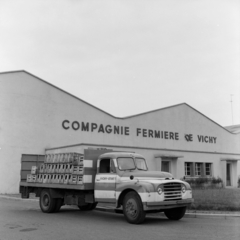 Franciaország, Valenciennes, Compagnie Fermiere de Vichy., 1958, UWM Libraries, képarány: négyzetes, francia felirat, rekesz, teherautó, Fortepan #259175