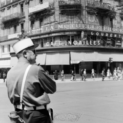 Franciaország, Marseille, La Canebière - Boulevard Dugommier sarok., 1958, UWM Libraries, képarány: négyzetes, árnyékoló, francia felirat, reklám, háttal, rendőr, sarokház, Fortepan #259185