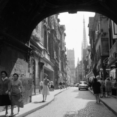 Franciaország, Rouen, Rue du Gros Horloge, az Óratorony (Le Gros-Horloge) átjárójából a Place de la Cathédrale felé. Háttérben a székesegyház (Cathédrale Notre-Dame-de-l'Assomption)., 1958, UWM Libraries, képarány: négyzetes, utcakép, boltív, Fortepan #259186