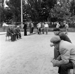 Franciaország, Párizs, 1958, UWM Libraries, képarány: négyzetes, férfiak, pétanque, gesztus, játék, golyó, Fortepan #259191