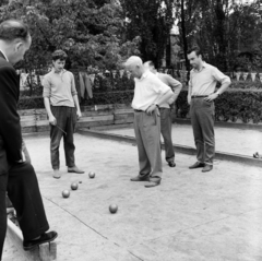 Franciaország, Párizs, 1958, UWM Libraries, képarány: négyzetes, férfiak, pétanque, játék, golyó, csípőre tett kéz, Fortepan #259198