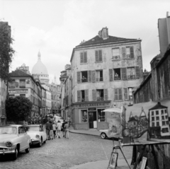 Franciaország, Párizs, Montmartre, Place Jean-Baptiste Clément, szemben a Rue Norvins, háttérben a Sacré Coeur-bazilika kupolája., 1958, UWM Libraries, képarány: négyzetes, utcakép, francia felirat, zsalugáter, üzletportál, festmény, pékség, Fortepan #259207