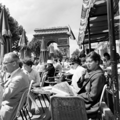 Franciaország, Párizs, Avenue des Champs-Élysées, háttérben a Diadalív., 1958, UWM Libraries, képarány: négyzetes, vendéglátás, napsütés, terasz, Fortepan #259214