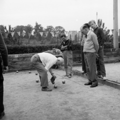 Franciaország, Párizs, 1958, UWM Libraries, képarány: négyzetes, férfiak, játék, golyó, Fortepan #259216