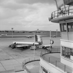 Franciaország, Párizs, Le Bourget repülőtér., 1958, UWM Libraries, zászló, tartálykocsi, repülőgép, repülőtér, KLM légitársaság, Vickers Viscount 803, képarány: négyzetes, Fortepan #259221