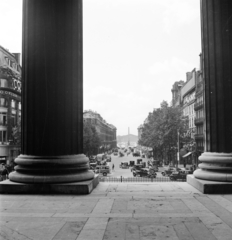 France, Paris, kilátás a Madeleine-templom oszlopcsarnokából a Rue Royal felé, távolban a Place de la Concorde., 1947, UWM Libraries, street view, automobile, Fortepan #259233