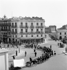 France, Montpellier, Place Auguste Gibert, balra a Rue de Maguelone, jobbra szemben a Rue Jules Ferry., 1947, UWM Libraries, picture, march, Fortepan #259234