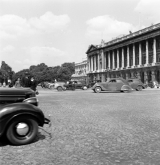 France, Paris, Place de la Concord, jobbra a Hôtel de Crillon., 1947, UWM Libraries, building, automobile, colonnade, Fortepan #259237