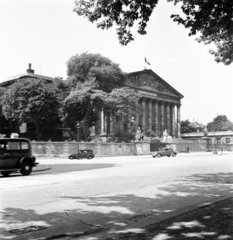 France, Paris, Quai d'Orsay, Bourbon-palota (a francia Nemzetgyűlés épülete)., 1947, UWM Libraries, public building, flag, sculpture, pediment, automobile, colonnade, Fortepan #259238