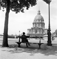 France, Paris, Place Vauban, háttérben az Invalidusok háza, az I. Napóleon sírját rejtő Szent Jeromos-kápolna (Chapelle Saint-Jérôme)., 1947, UWM Libraries, sitting, man, bench, back, Fortepan #259239