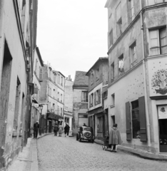 France, Paris, Rue Norvins, jobbra a Rue Poulbot sarkán álló ház látható., 1947, UWM Libraries, street view, pedestrian, back, Fortepan #259244