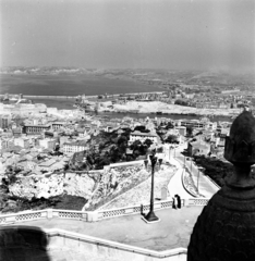 France, Marseille, kilátás a Notre-Dame de la Garde-tól a régi kikötő (Vieux-Port de Marseille) felé., 1947, UWM Libraries, picture, railing, street lamp, Fortepan #259247