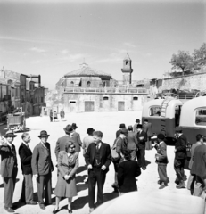 France, Place Jeu de Ballon, szemben a Place Gambetta-n balra a Église Notre-Dame-de-l'Assomption, jobbra a Saint-Gilles kapu óratornya (Porte de Saint-Gilles / Tour de l'Horloge)., 1947, UWM Libraries, gentleman, lady, watch chain, Fortepan #259248