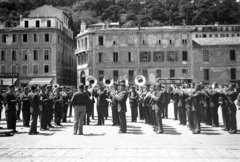 Franciaország, Nizza, kikötő, Quai Amiral Infernet, a katonazenekar háttérében a Quai Lunel és a Quai de la Douane sarkán álló házak között az Impasse de la Douane látható., 1946, UWM Libraries, Harriet Helen Werley, fúvószenekar, Fortepan #259250