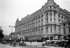 France, Cannes, Carlton Hotel., 1947, UWM Libraries, street view, street lamp, bicycle, sunshades, automobile, terrace, Fortepan #259251