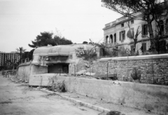 Franciaország, Cannes, Pointe Croisette, elhagyott német partvédelmi ütegállás, jobbra a háttérben a villa la Corne d'Or., 1946, UWM Libraries, Harriet Helen Werley, bunker, Fortepan #259256