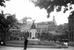 Franciaország, Cannes, place Bernard Cornut Gentille, az I. világháborúban elesett francia katonák emlékműve (Albert Cheuret, 1927.). Háttérben az óváros, fent balra a Château de la Castre, jobbra az Église Notre-Dame d'Espérance és tornya látható., 1946, UWM Libraries, Harriet Helen Werley, emlékmű, Fortepan #259258