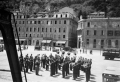 Franciaország, Nizza, kikötő, Quai Amiral Infernet, szemben a Quai Lunel és a Quai de la Douane sarkán álló házak között az Impasse de la Douane látható., 1946, UWM Libraries, Harriet Helen Werley, kikötő, katonazenekar, Fortepan #259259