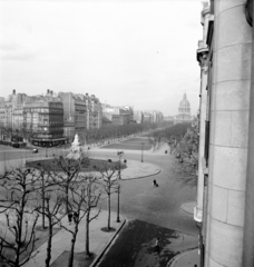 Franciaország, Párizs, Avenue de Breteuil, kilátás a Louis Pasteur emlékműre, távolban az Invalidusok temploma., 1950, UWM Libraries, Robert Larimore Pendleton, templom, utcakép, sugárút, Fortepan #259263