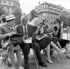 Franciaország, Párizs, Avenue des Champs-Élysées, a felvétel a Rue la Boétie közelében készült, háttérben a Rue Pierre Charron sarkán álló épületek látszanak., 1958, UWM Libraries, képarány: négyzetes, újság, pihenés, fagylalt, karszalag, sétabot, átvetett láb, fejkendő, retikül, esernyő, pad, Fortepan #259270