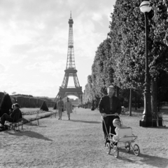 Franciaország, Párizs, Mars-mező (Champ-de-Mars) és az Eiffel-torony., 1958, UWM Libraries, képarány: négyzetes, park, babakocsi, Fortepan #259275