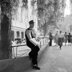 Németország, Marburg, Bahnhofstrasse a Robert-Koch-Strasse-tól a Wehrdaer Weg felé nézve, balra a marburgi egyetem Gyógyszertani Intézete.


, 1958, UWM Libraries, Eugene Vernon Harris, újságárus, NSZK, képarány: négyzetes, Fortepan #259289