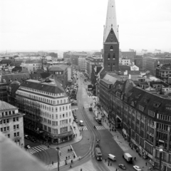 Németország, Hamburg, kilátás a Városháza tornyából, előtérben a Rathausmarkt, szemben a Mönckebergstrasse. Középen a Szent Péter-templom (Hauptkirche Sankt Petri)., 1958, UWM Libraries, NSZK, képarány: négyzetes, madártávlat, gyalogátkelő, Fortepan #259296