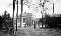 Németország, Berlin, Platz des 18. März (Platz vor dem Brandenburger Tor), szemben a Brandenburgi kapu., 1934, UWM Libraries, Clarence Woodrow Sorensen, kerékpár, Fortepan #259311