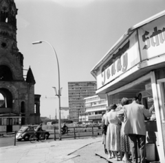 Németország, Berlin, Nyugat-Berlin, Breitscheidplatz, balra a Vilmos császár emléktemplom (Kaiser-Wilhelm-Gedächtnis-Kirche)., 1958, UWM Libraries, Nyugat-Berlin, képarány: négyzetes, kerékpár, Fortepan #259312